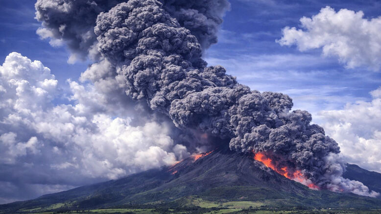 फिलीपींस के मेयोन ज्वालामुखी से निकलता हुआ राख का गुबार और ढलानों पर मौजूद लावा।